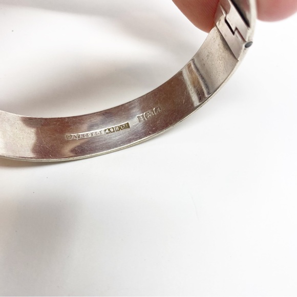 687 Vintage English Belt-style Engraved Bangle Bracelet - Picture 3 of 12